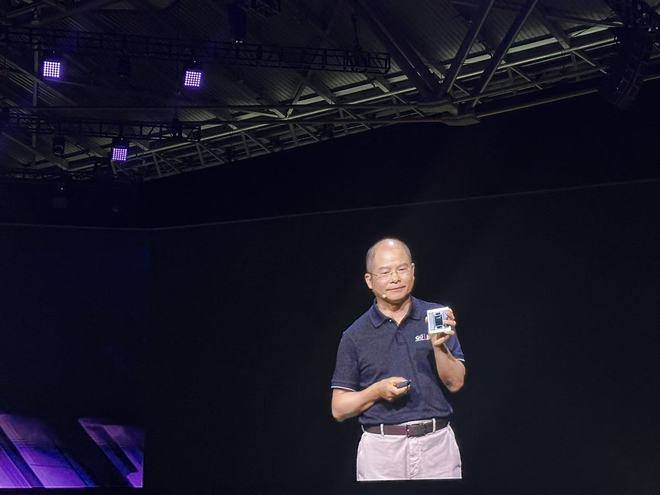 三年三代芯！徐直军罕见披露华为昇腾芯片演进路线图以“超节点+